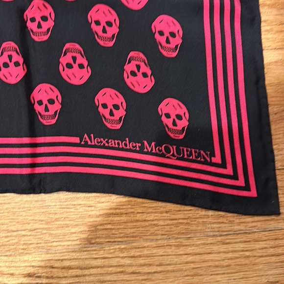ALEXANDER MCQUEEN BRAND NEW WITH TAGS 100% SILK SCARF - Picture 4 of 6